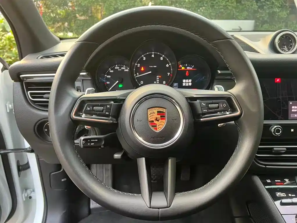 PORSCHE MACAN