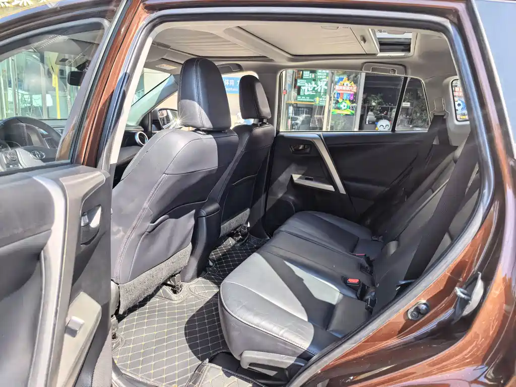 Toyota RAV4 — миниатюра 7