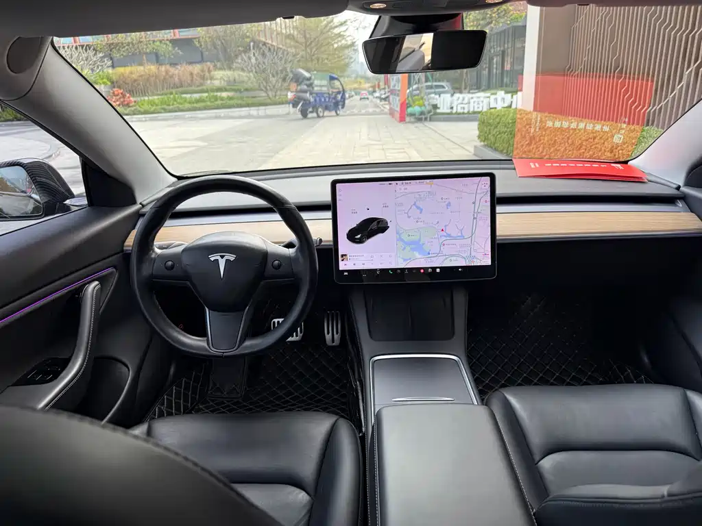 TESLA MODEL 3