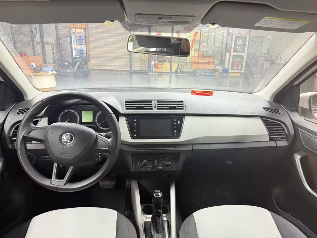 Skoda Fabia 1.4L Auto Enjoy Edition, фото 9