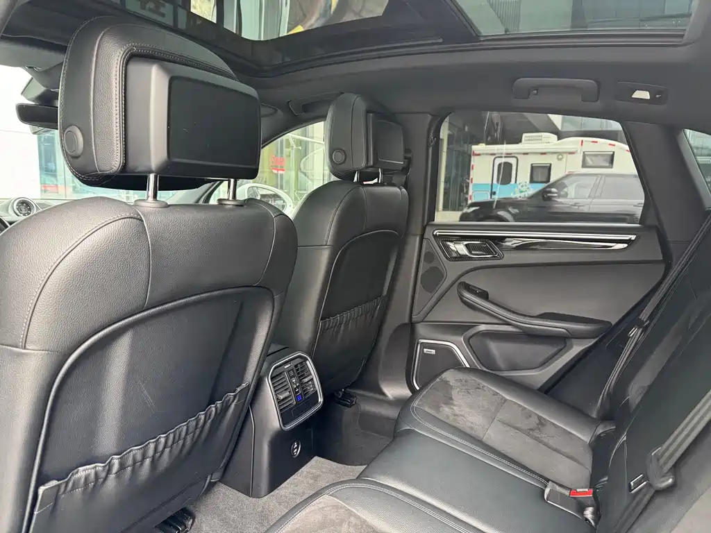 Porsche Macan — миниатюра 12