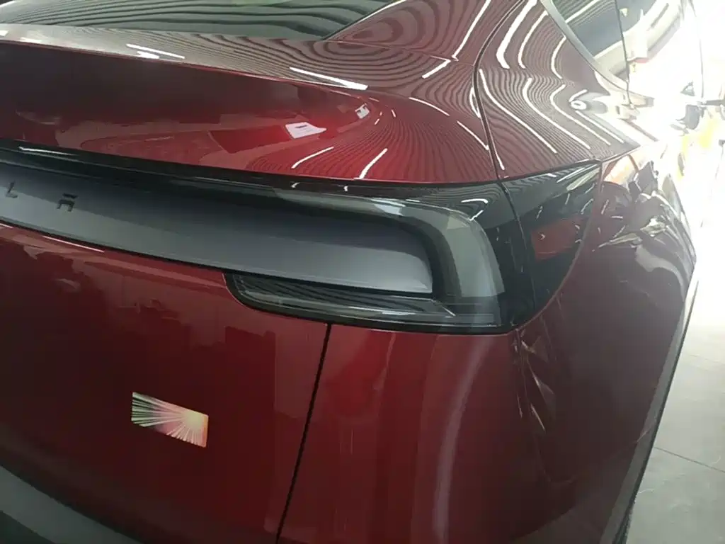 Tesla Model Y — миниатюра 8
