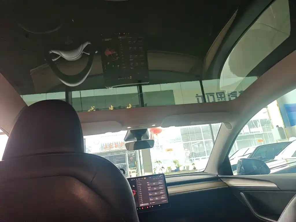 Tesla Model Y — миниатюра 18