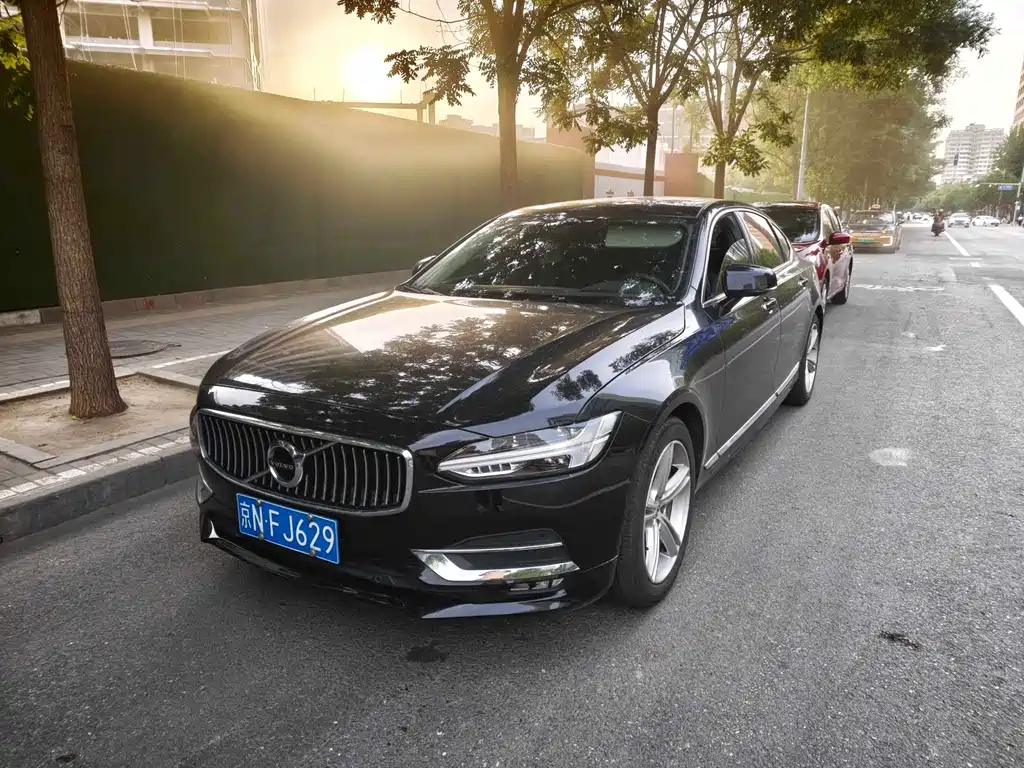 Купить Volvo S90