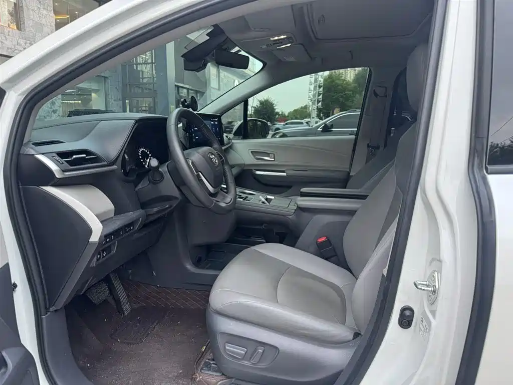 Toyota Granvia 2023 2.5L Luxury PLUS