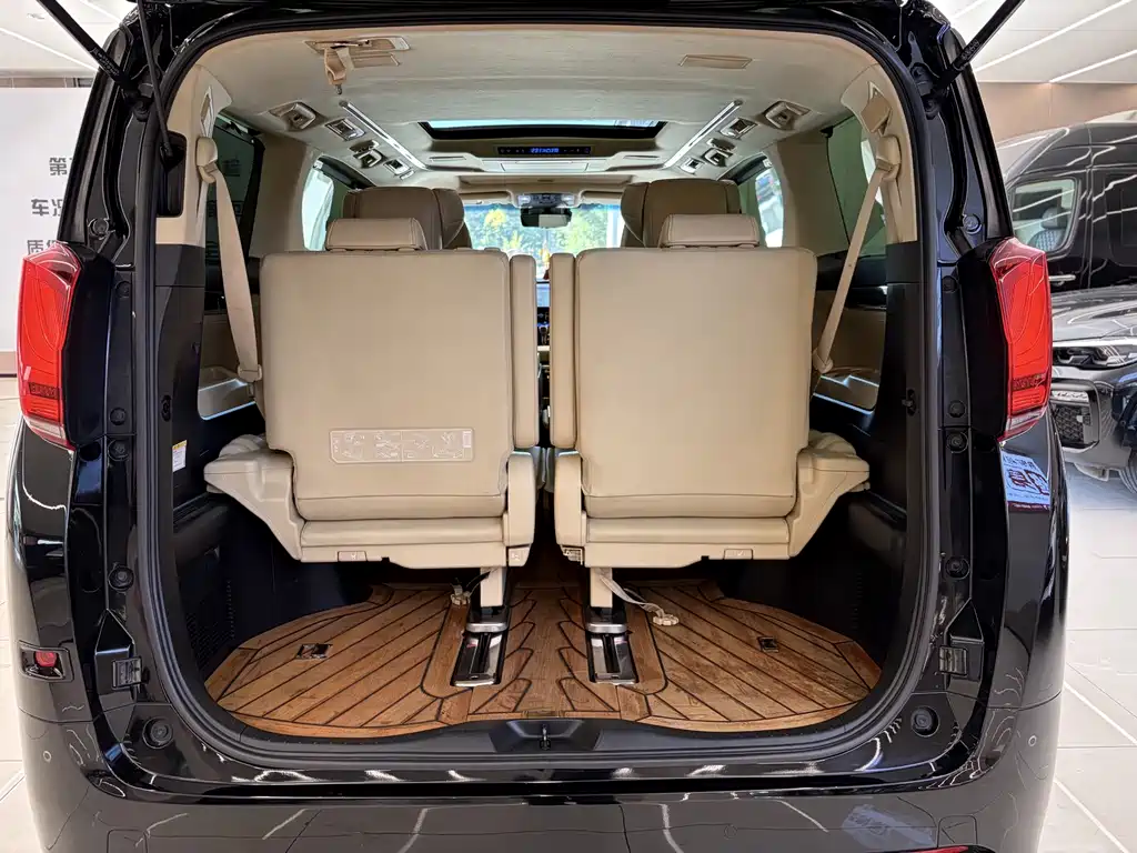 Toyota Alphard — миниатюра 18