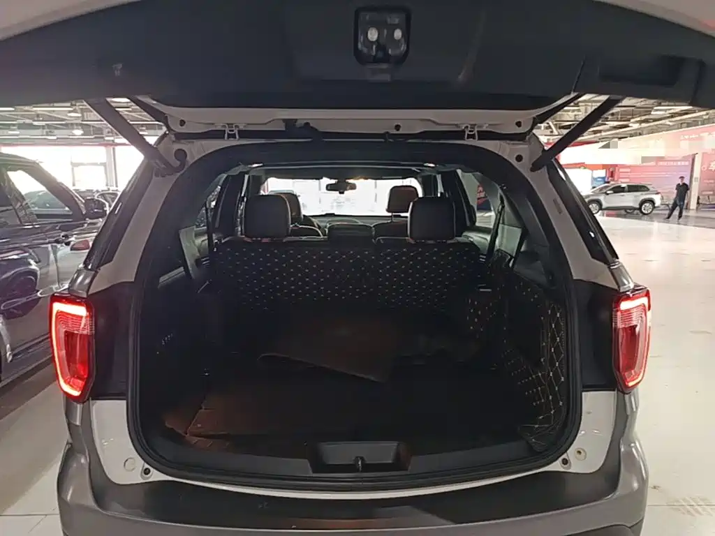 Ford Explorer (Import) — миниатюра 19