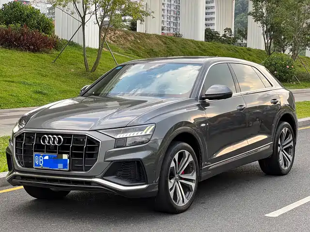 AUDI  Q8