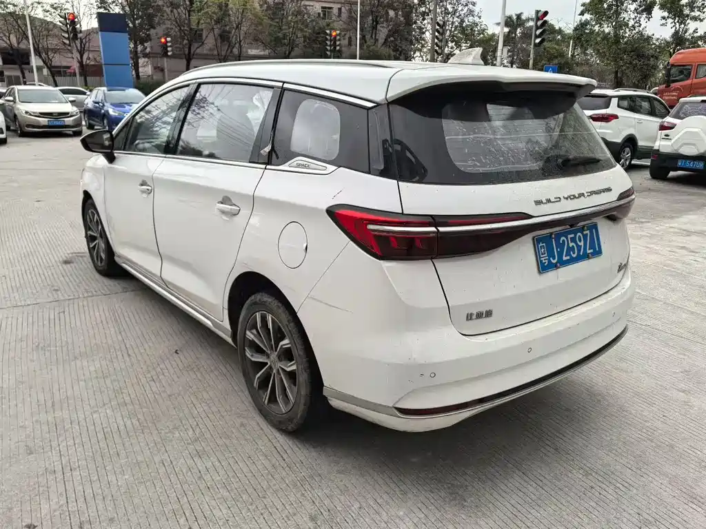 BYD MAX - фото 4