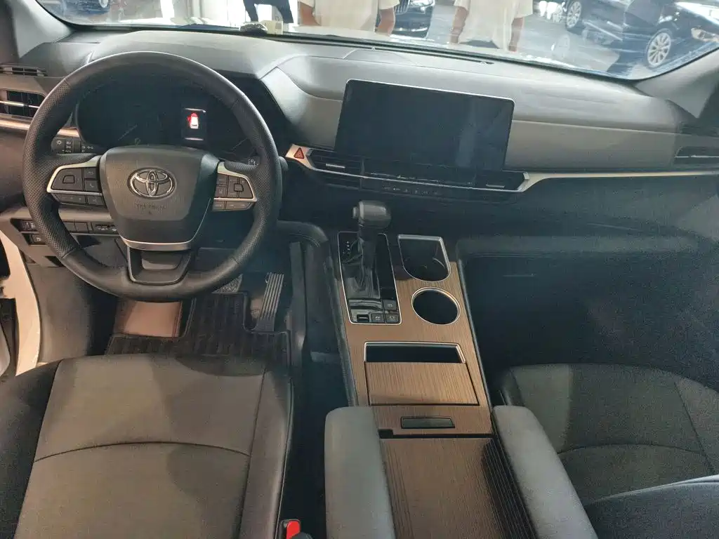 Toyota Granvia — миниатюра 10