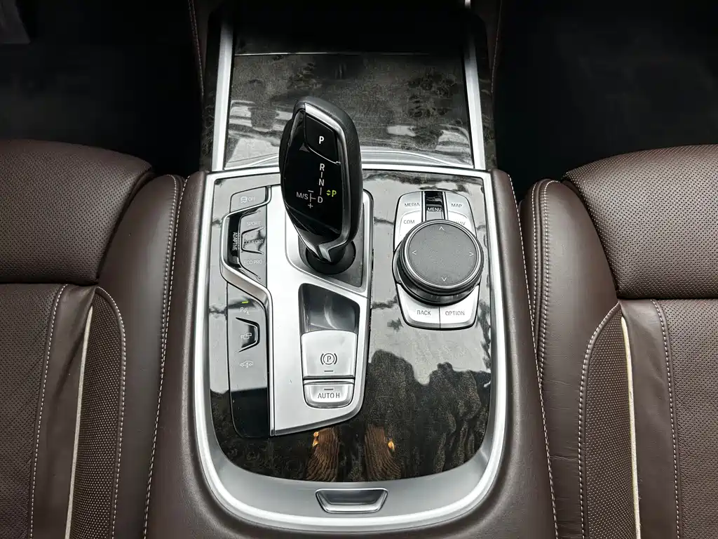 BMW 7 Series — миниатюра 17