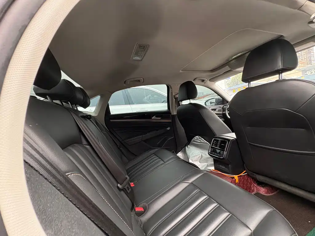 Volkswagen Passat PHEV — миниатюра 12