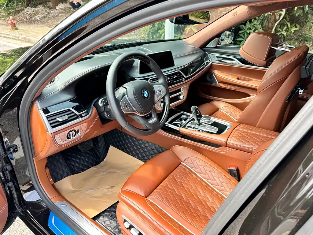 BMW 7 Series — миниатюра 11