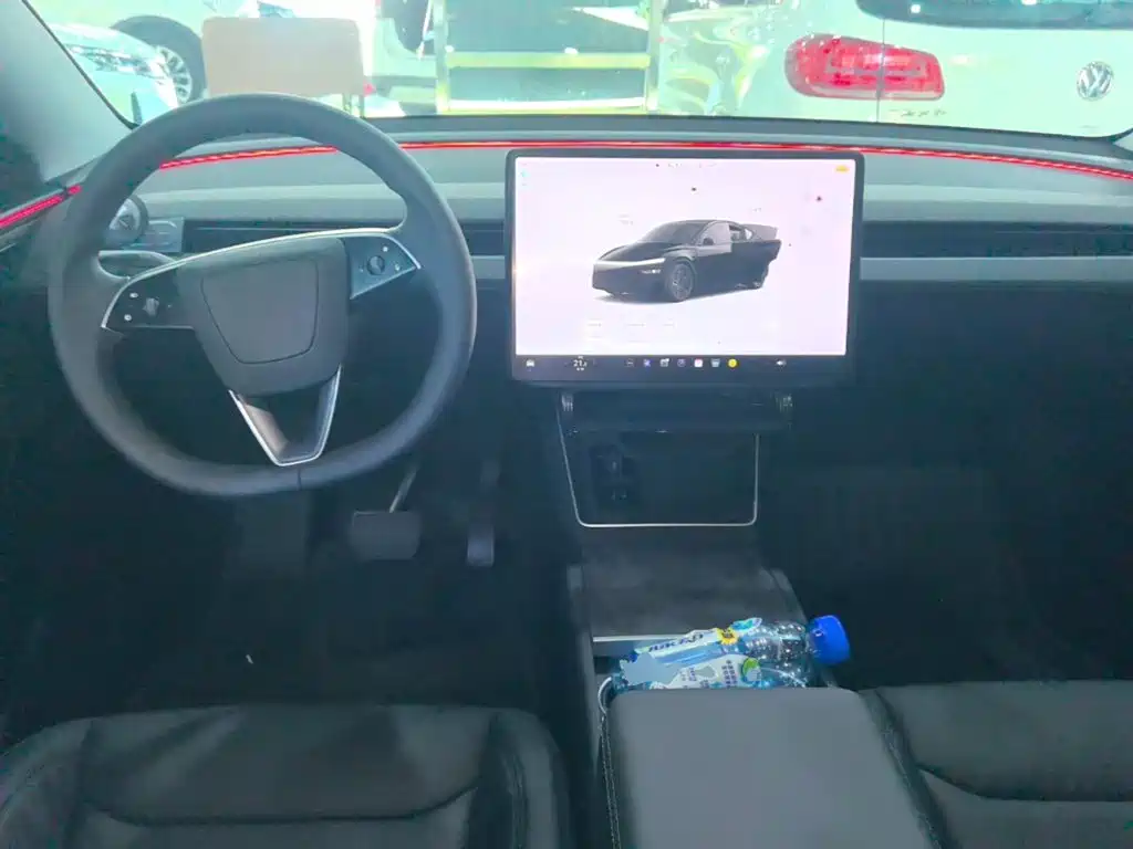 Tesla Model Y — миниатюра 10