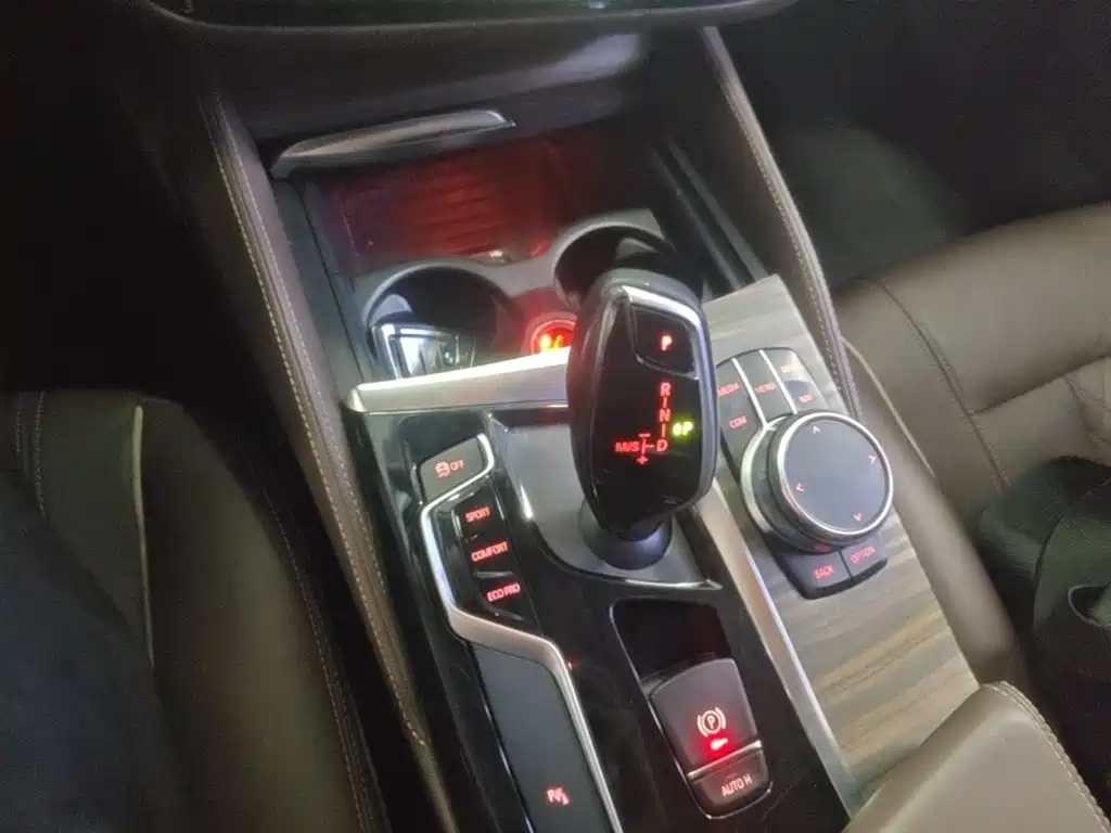 BMW 5 Series — миниатюра 14