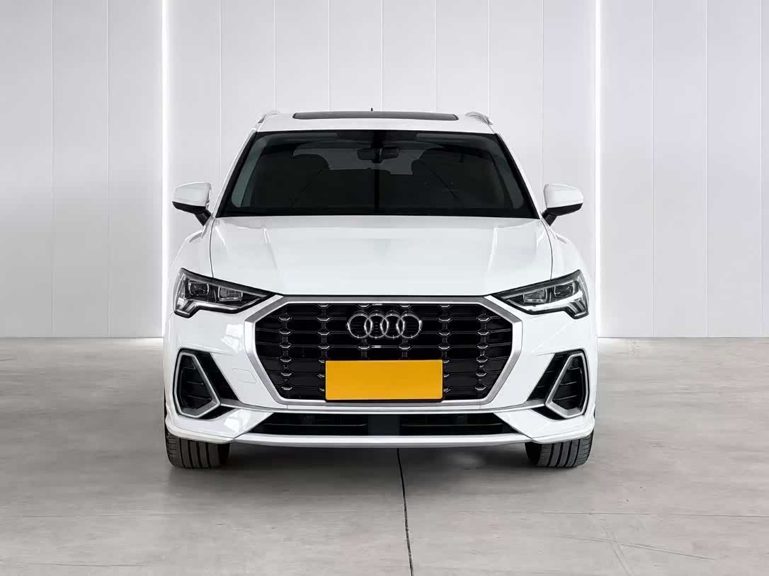 Audi Q3 1.4 л 2023 г. Белый, пробег 46000 км