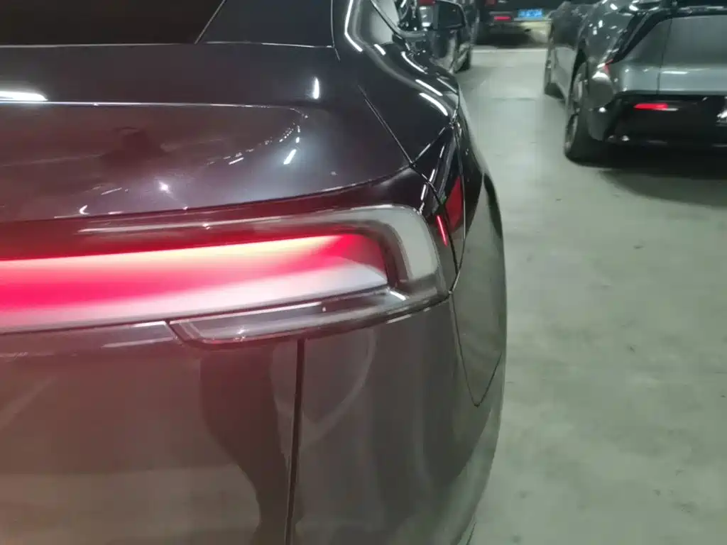 Tesla Model Y — миниатюра 8