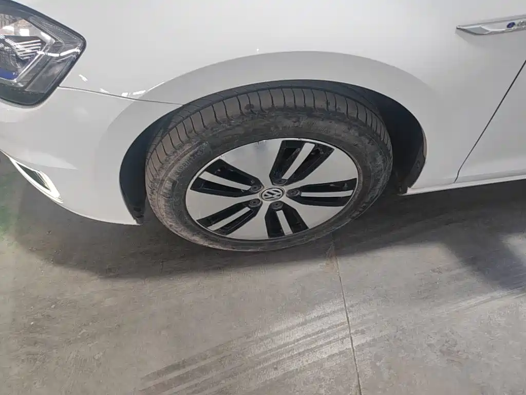 Volkswagen Golf EV — миниатюра 23