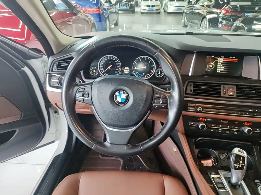 BMW 5 Series — миниатюра 11