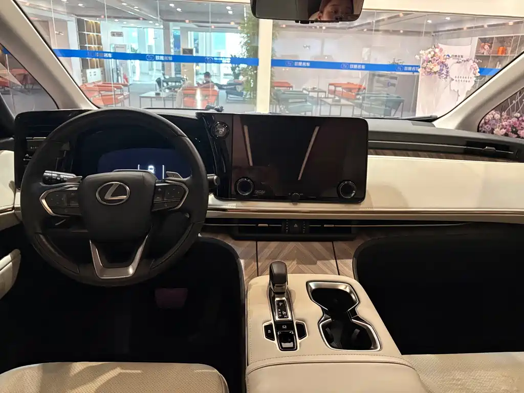 Lexus LM — миниатюра 8