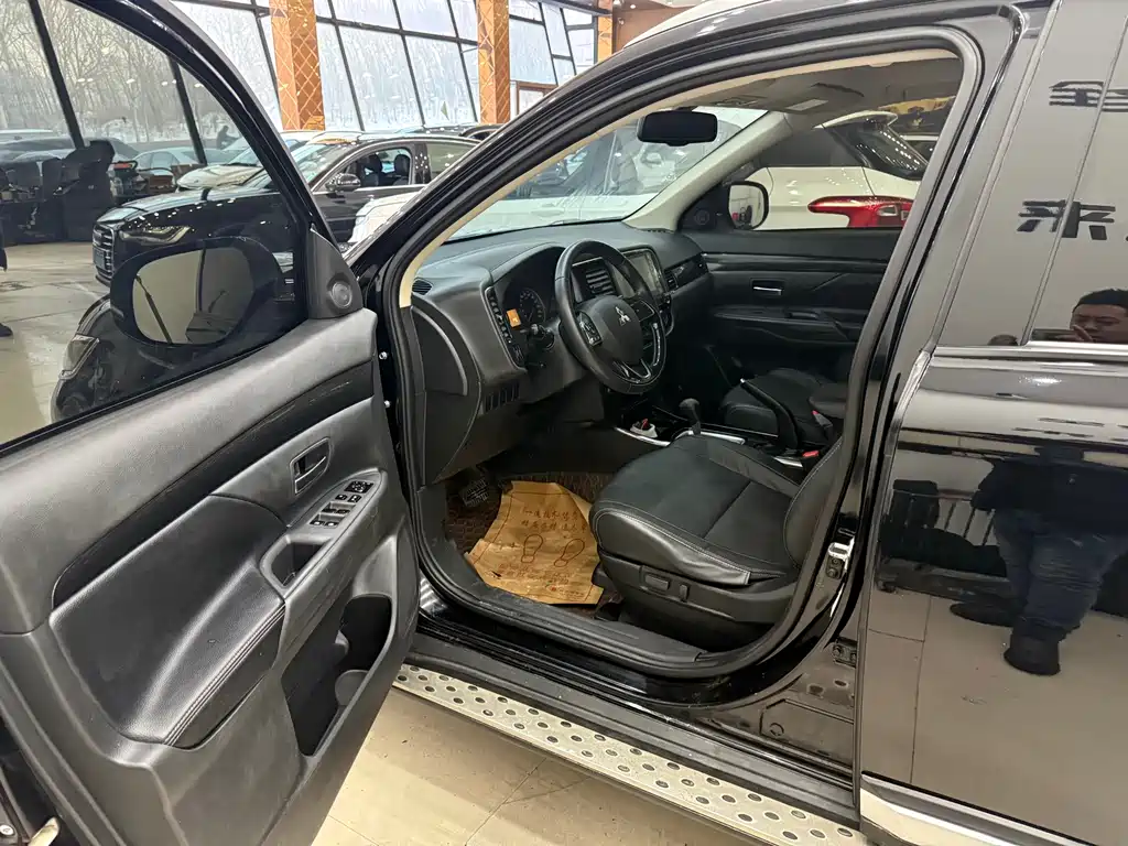 MITSUBISHI OUTLANDER