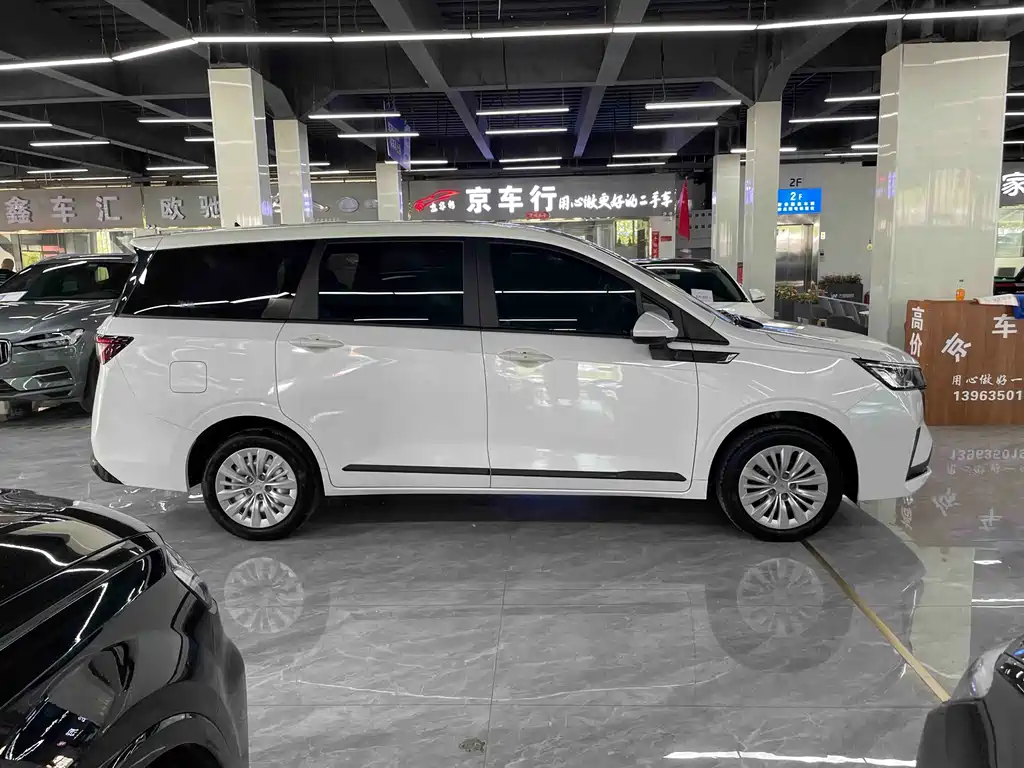Wuling Jiachen — миниатюра 5