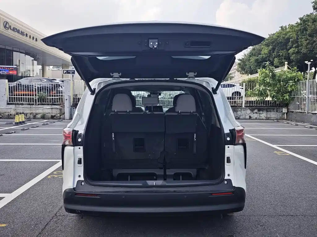 Toyota Sienna — миниатюра 16