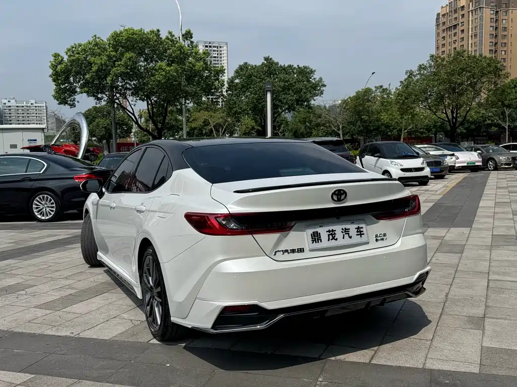 Toyota Camry — миниатюра 8