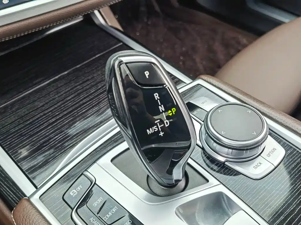 BMW 7 Series — миниатюра 12