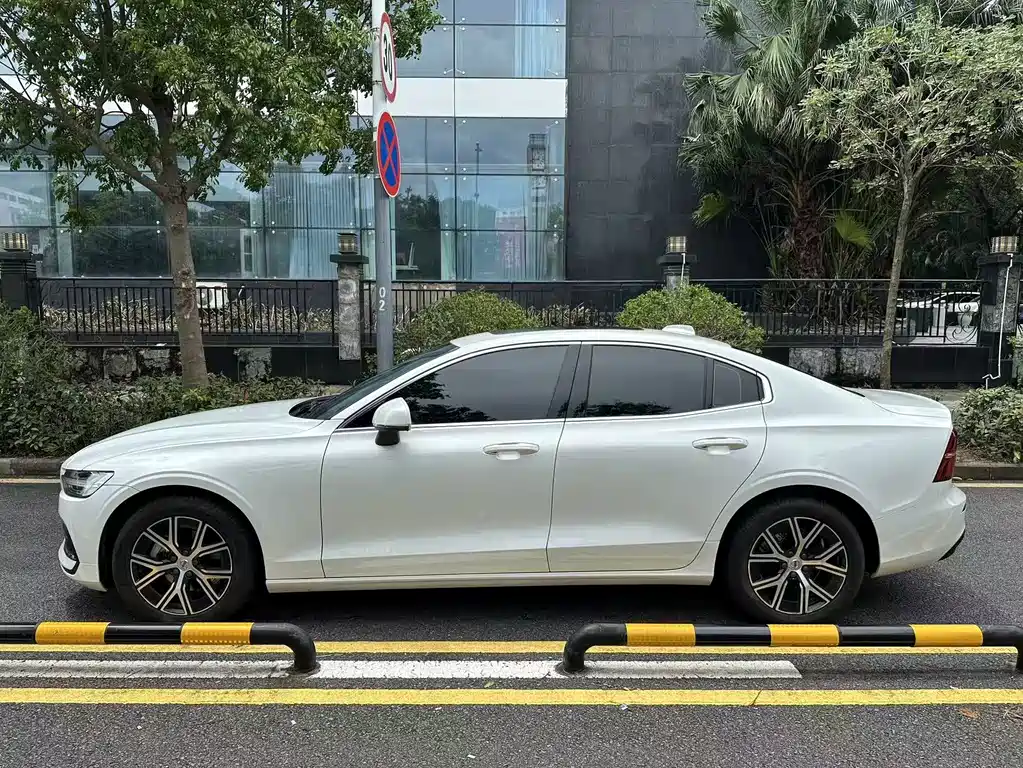 Volvo S60 2026 B4 Luxury