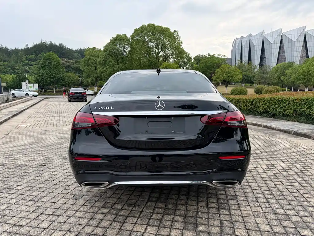 Mercedes-Benz E-Class — миниатюра 5