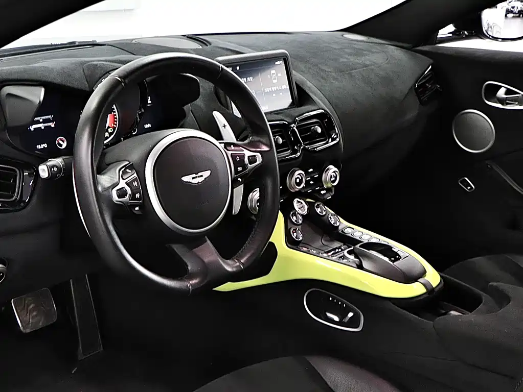 ASTON MARTIN V8 VANTAGE