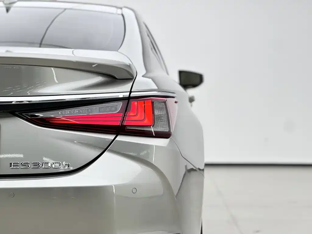 Lexus ES 2022 300h
