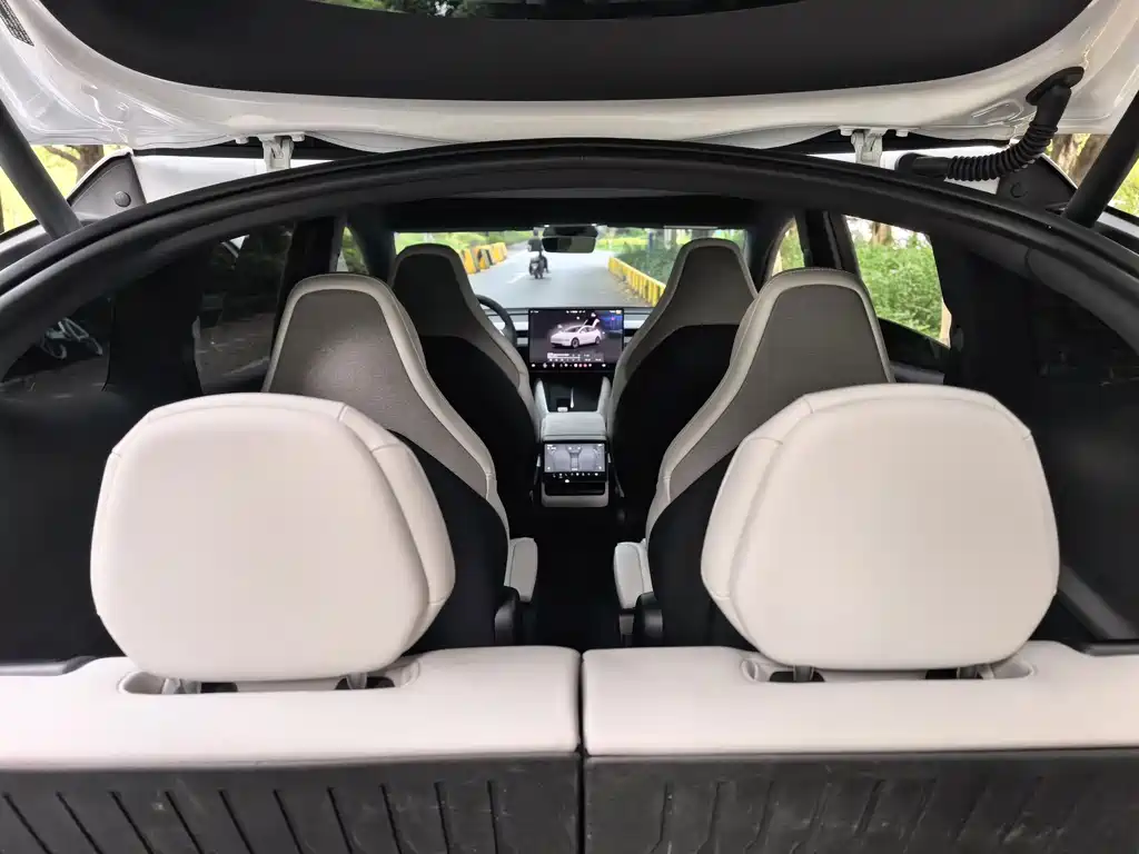 Tesla Model Y L — миниатюра 13