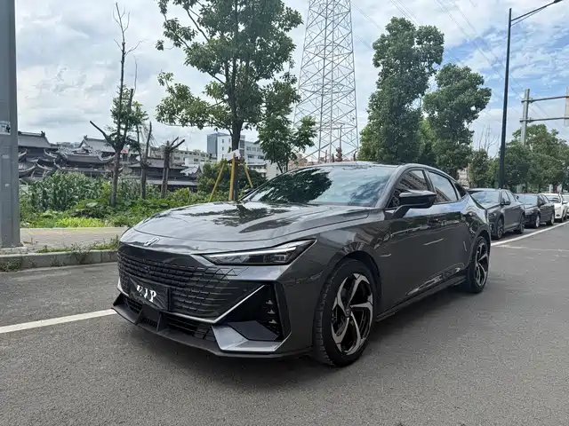 Changan UNI-V 2022 1.5 T Premium — фото 1