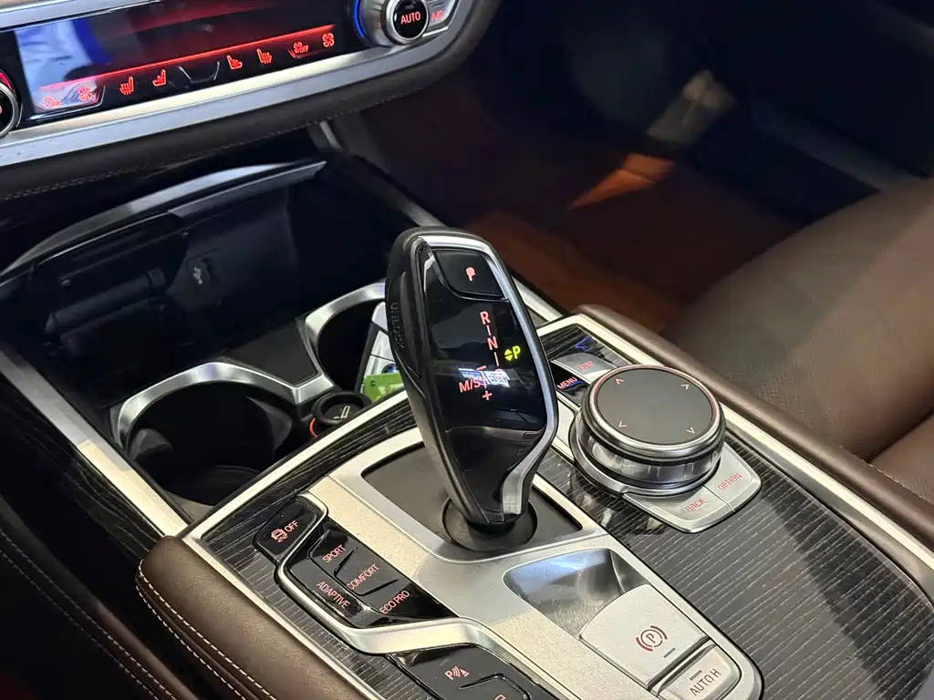 BMW 7 Series — миниатюра 9