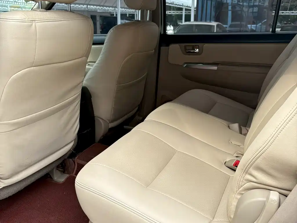 Toyota Fortuner — миниатюра 6