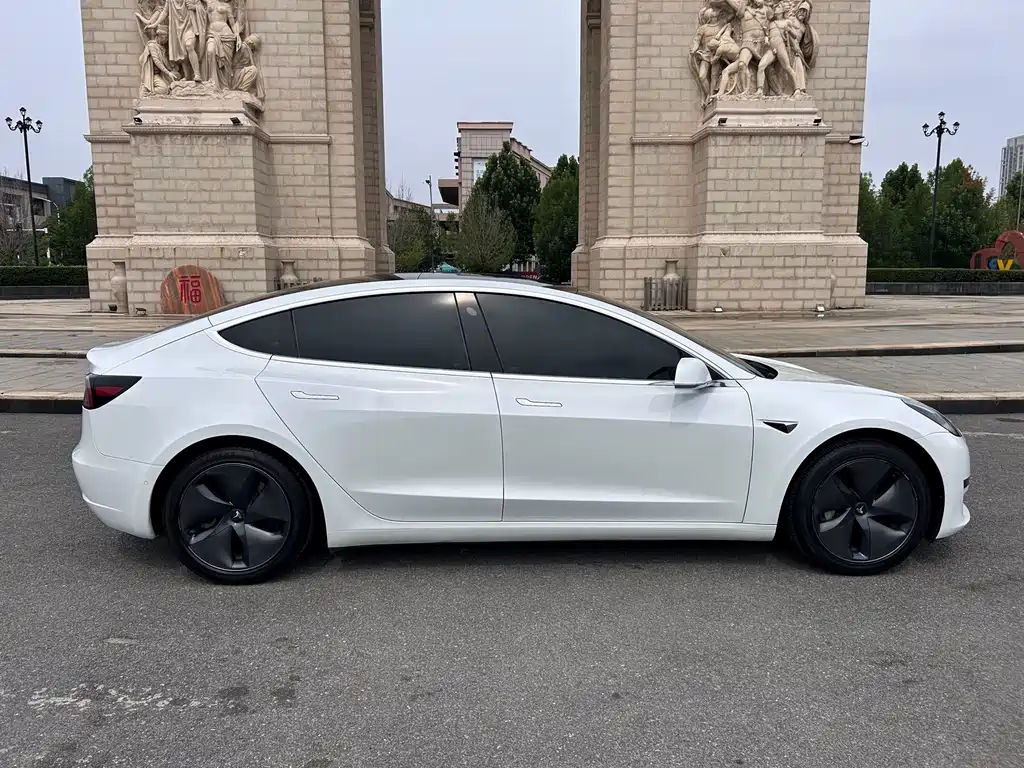 Tesla Model 3 — миниатюра 8