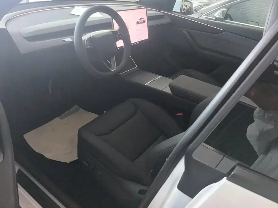 Tesla Model Y — миниатюра 9