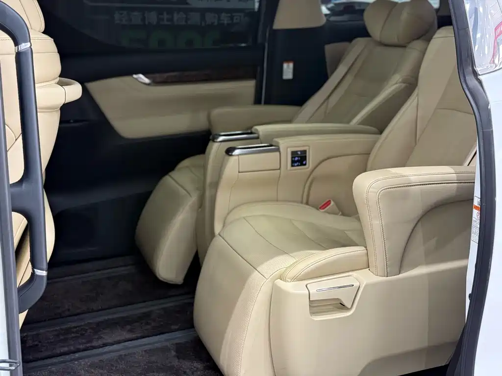 Toyota Alphard — миниатюра 6