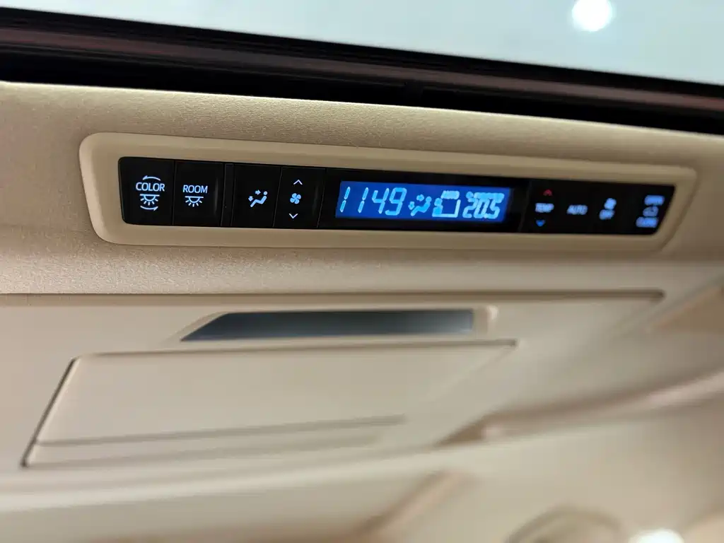 Toyota Alphard — миниатюра 13