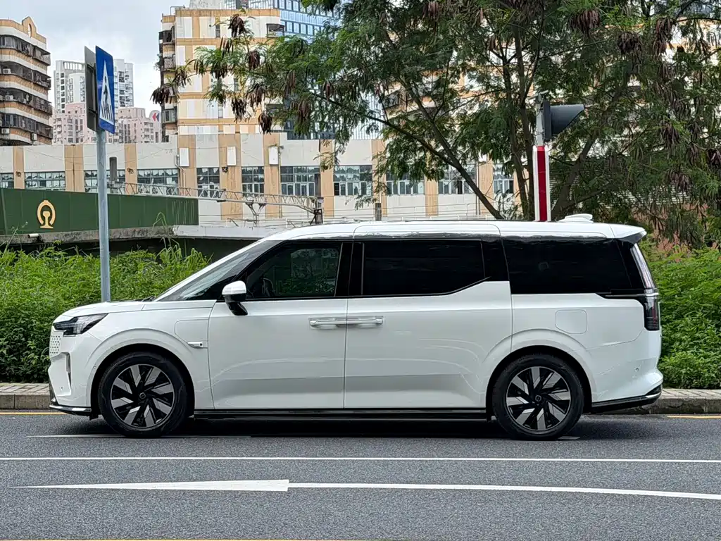 Volvo EM90 2025 Ultra мест