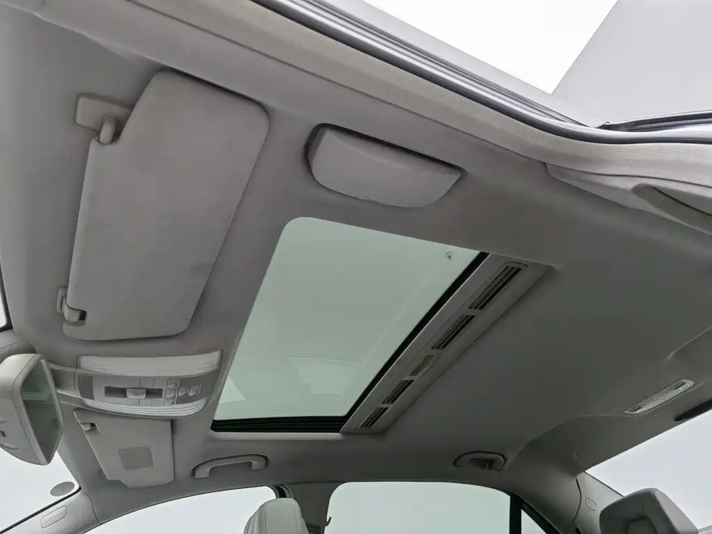 Mercedes-Benz E-Class — миниатюра 14
