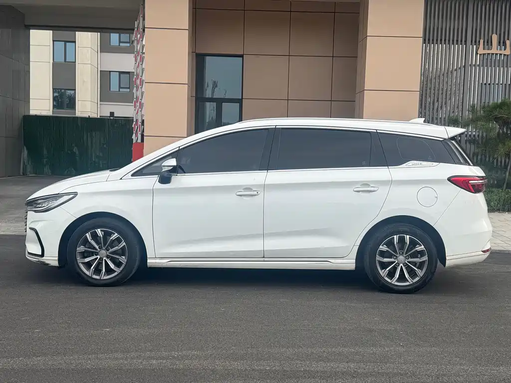 BYD MAX — миниатюра 3