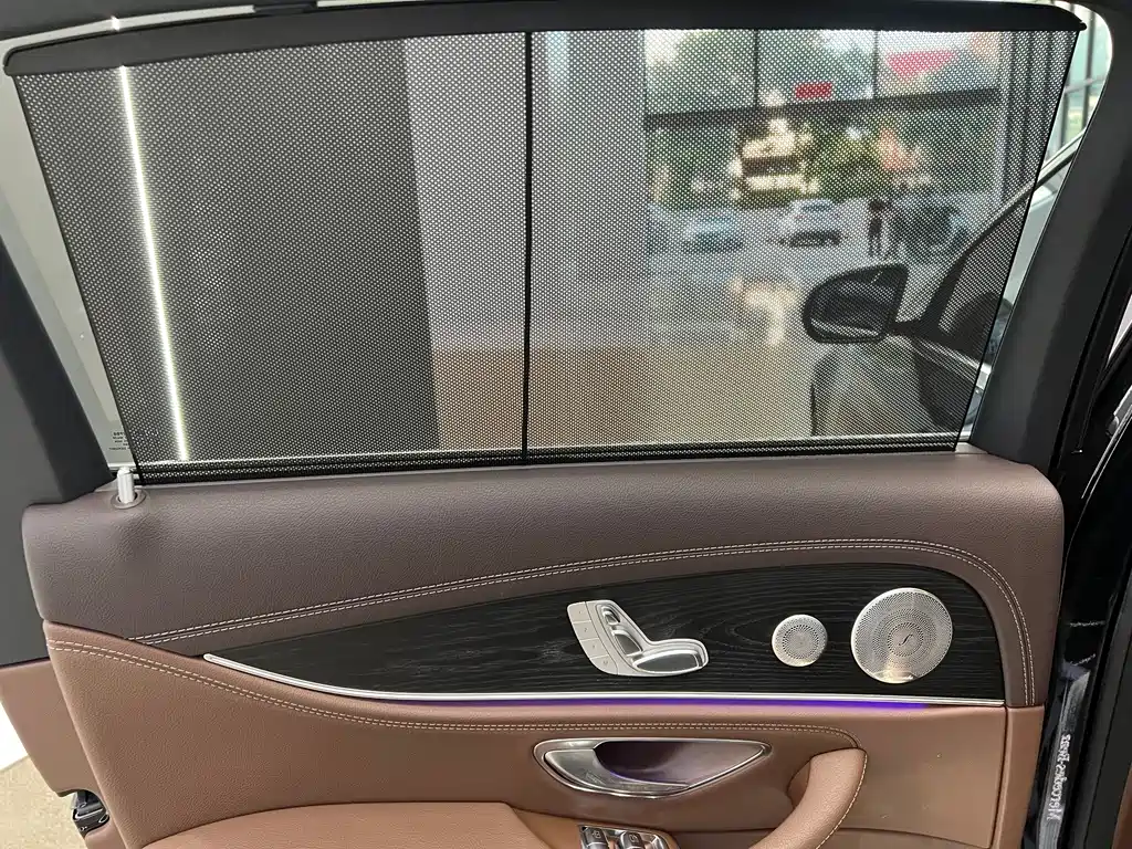 Mercedes-Benz E-Class — миниатюра 11