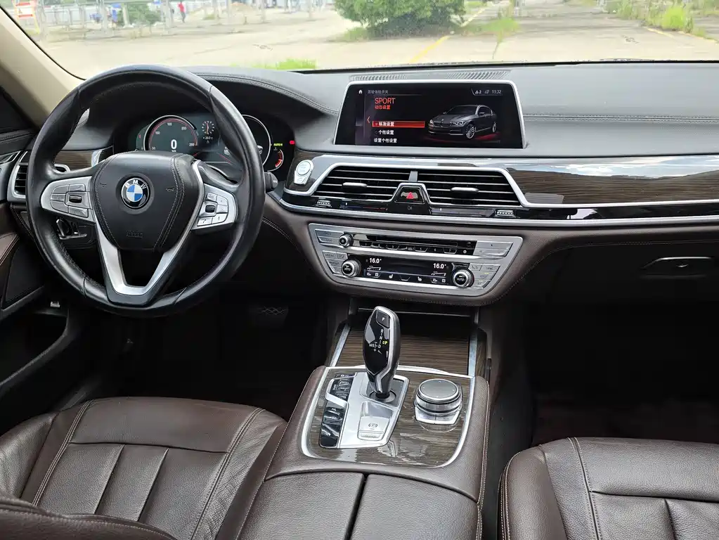 BMW 7 Series — миниатюра 10