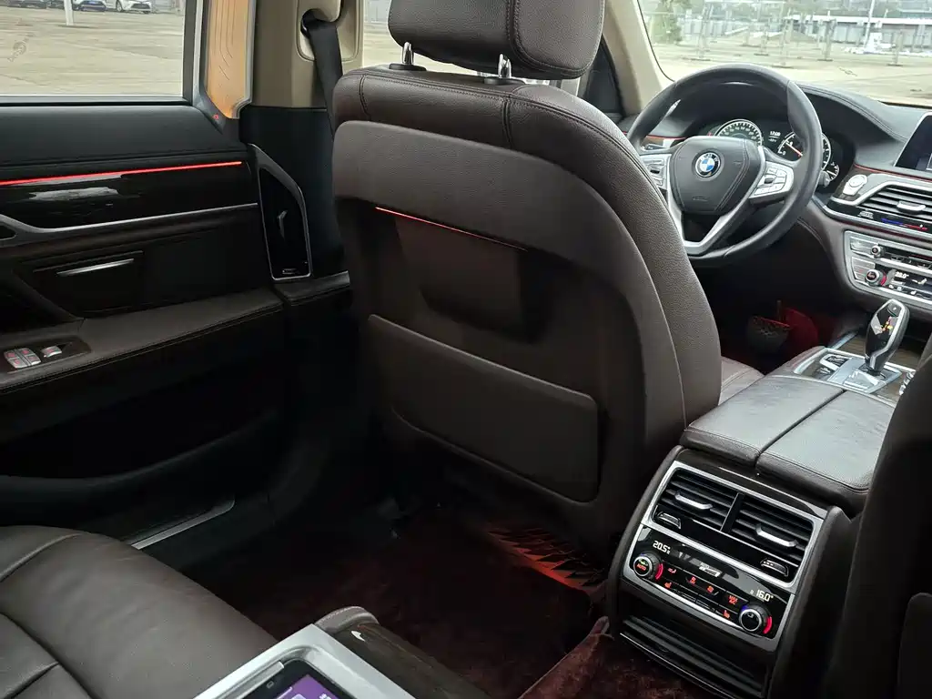 BMW 7 Series — миниатюра 16