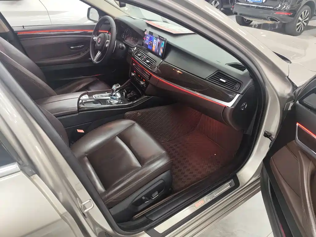 BMW 5 Series — миниатюра 10