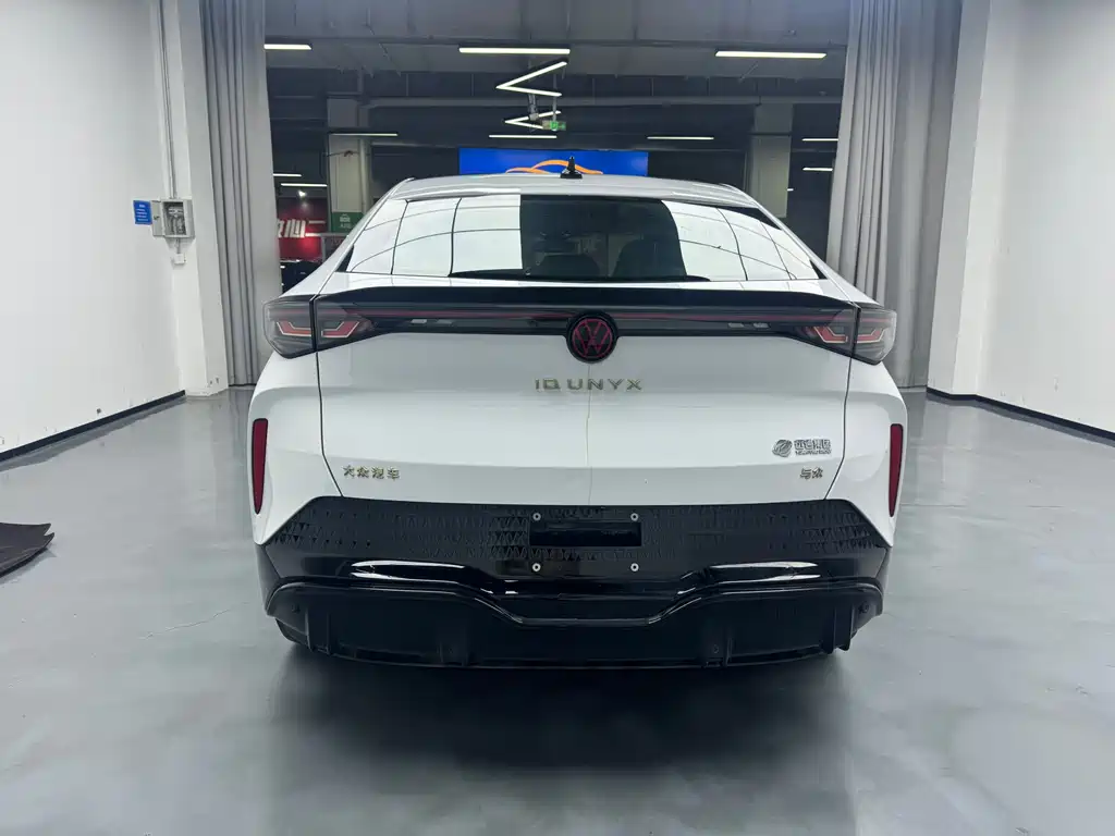 VOLKSWAGEN WITH THE CROWD 06