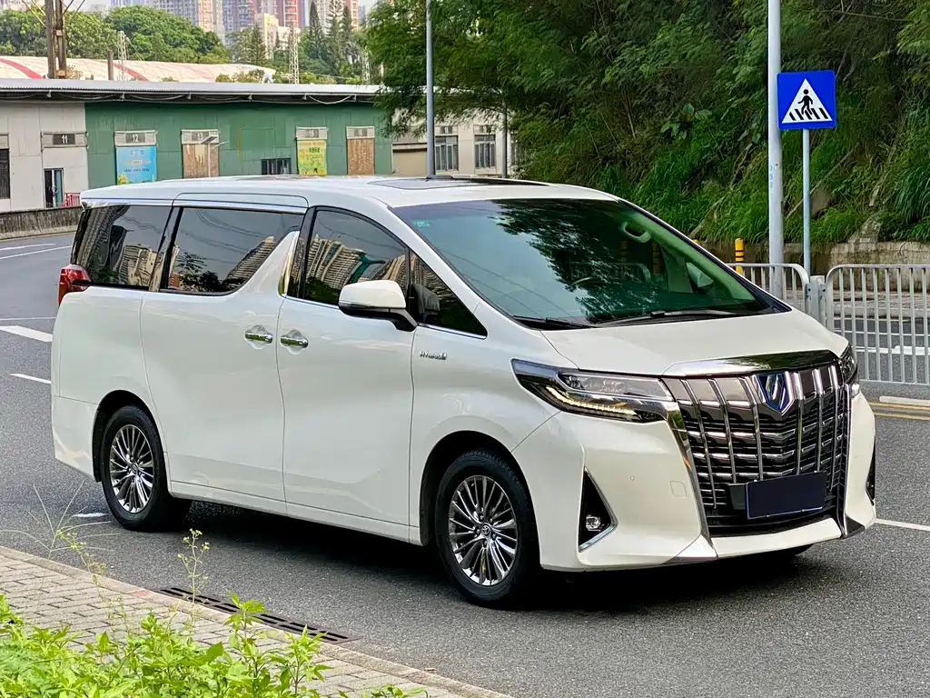 Toyota Alphard — миниатюра 3